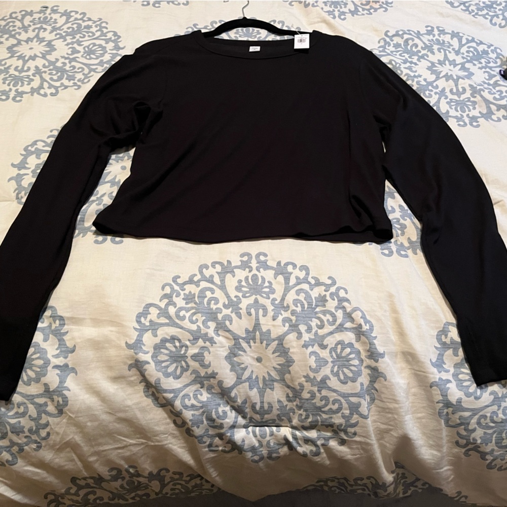Black cropped long sleeve tee